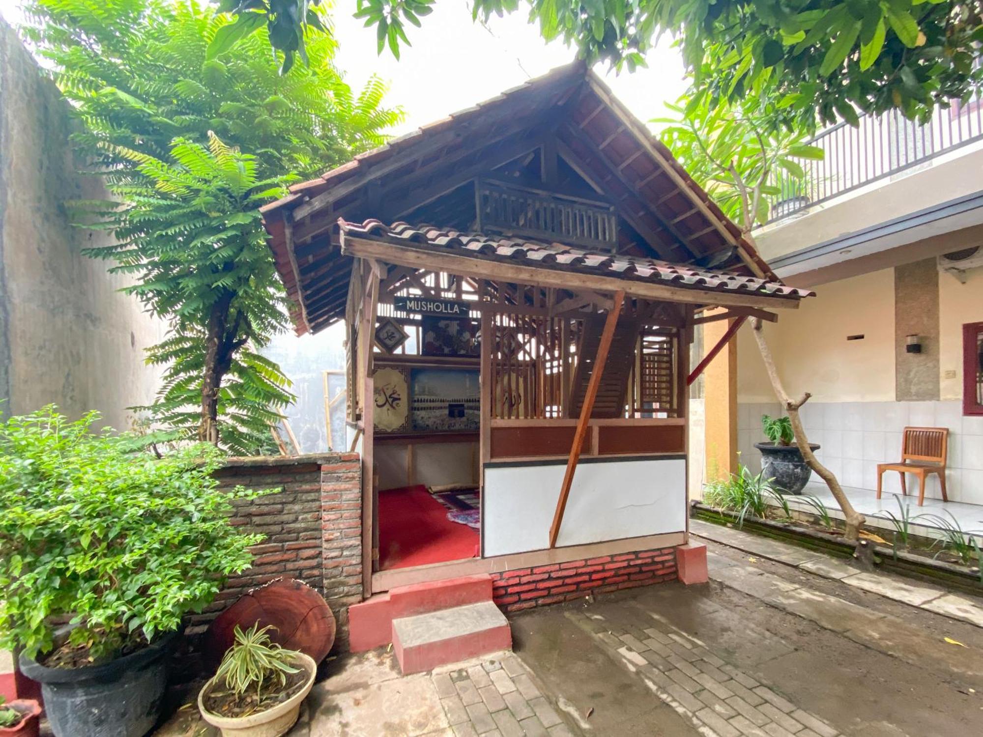 Surya Guest House Urbanview Probolinggo Extérieur photo