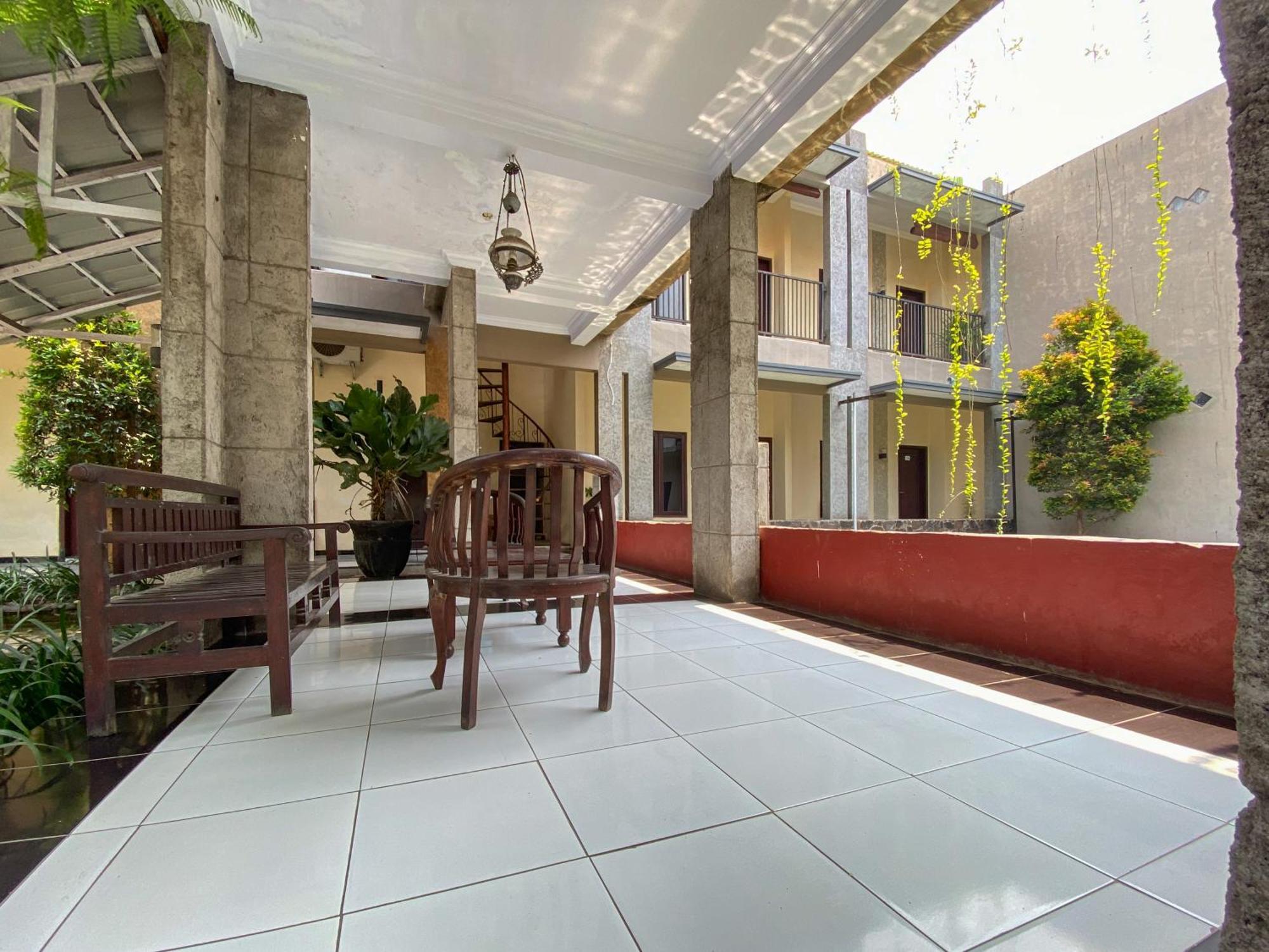 Surya Guest House Urbanview Probolinggo Extérieur photo
