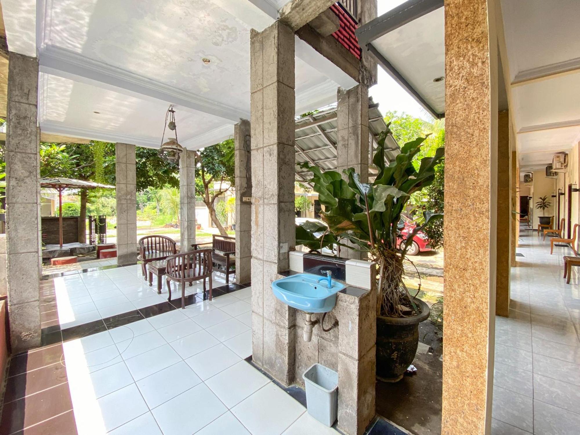 Surya Guest House Urbanview Probolinggo Extérieur photo