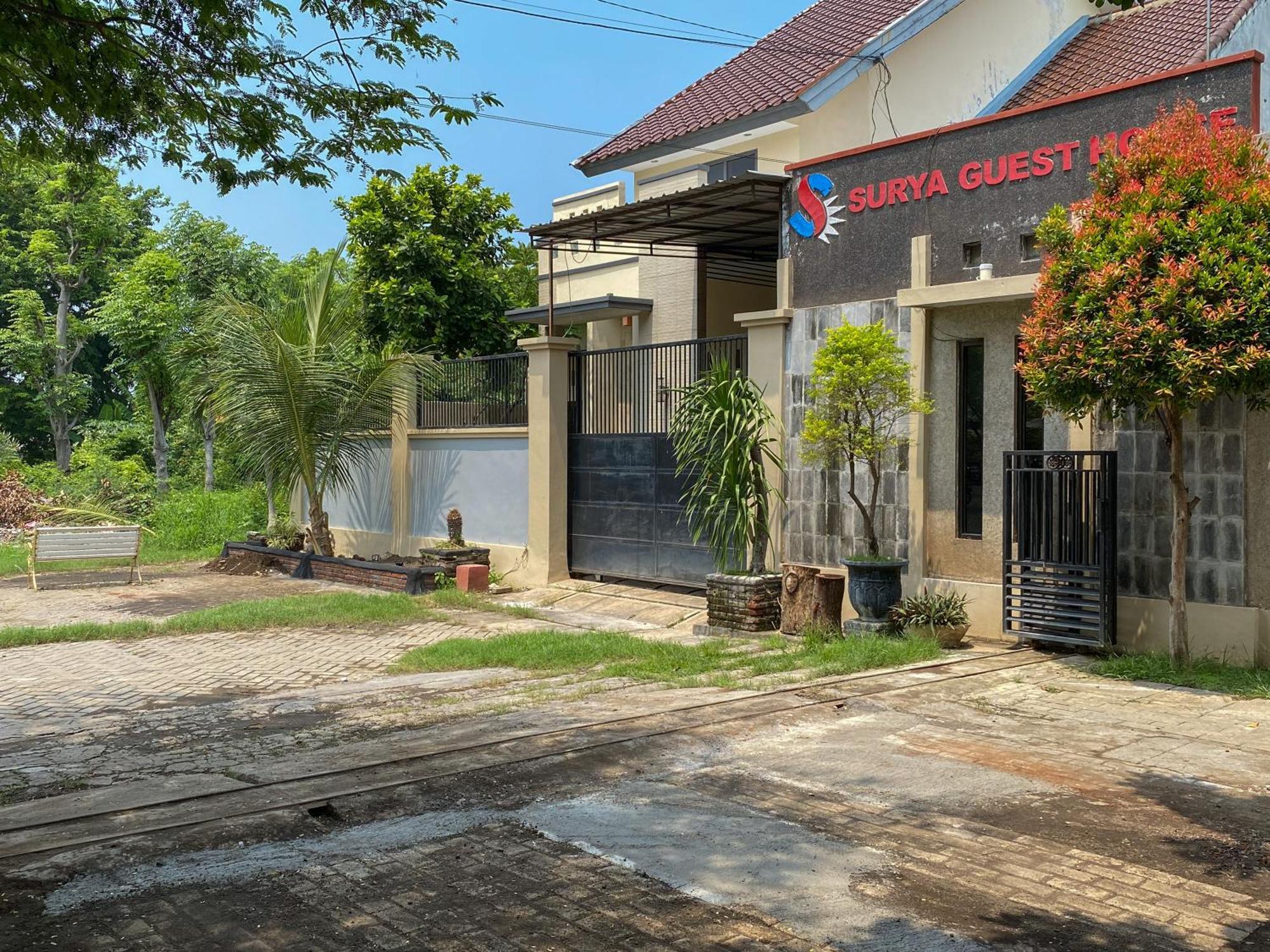 Surya Guest House Urbanview Probolinggo Extérieur photo