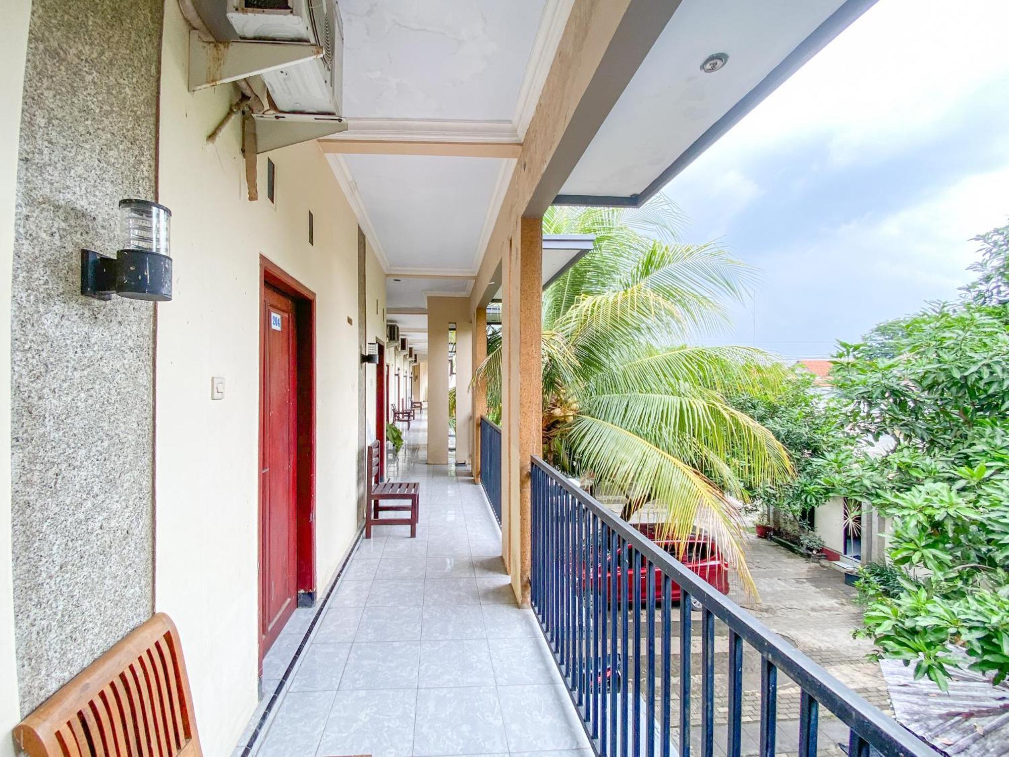Surya Guest House Urbanview Probolinggo Extérieur photo